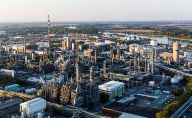 BASF stellt europäische Kunststoffproduktion auf erneuerbaren Strom um
