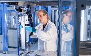 Covestro eröffnet automatisiertes Labor für Lack- und Klebstoffentwicklung