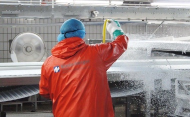 Kompromisslose Hygiene bei der täglichen Reinigung von Produktionsanlagen der Lebensmittel verarbeitenden Industrie
