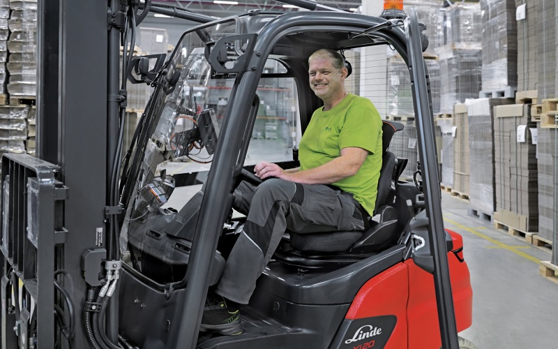 Der geräumige Arbeitsplatz der neuen Elektrostapler von Linde MH bietet auch...