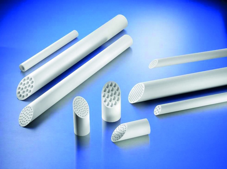 Poröse Keramik-Membranrohre von CeramTec werden bei der Querstromfiltration...