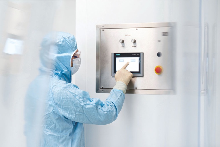 Zentrale digitale Steuerung und Überwachung eines Reinraums © IE Engineering...