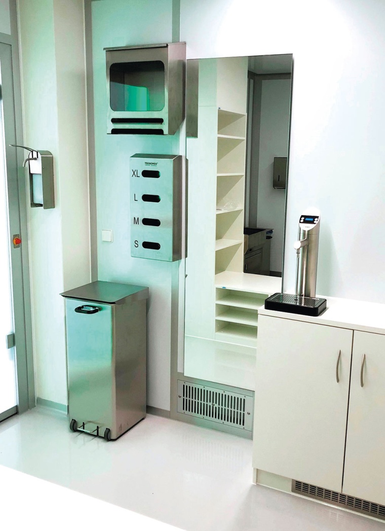 Schleuseneinrichtungen aus Edelstahl mit Wasserspender © Medartis