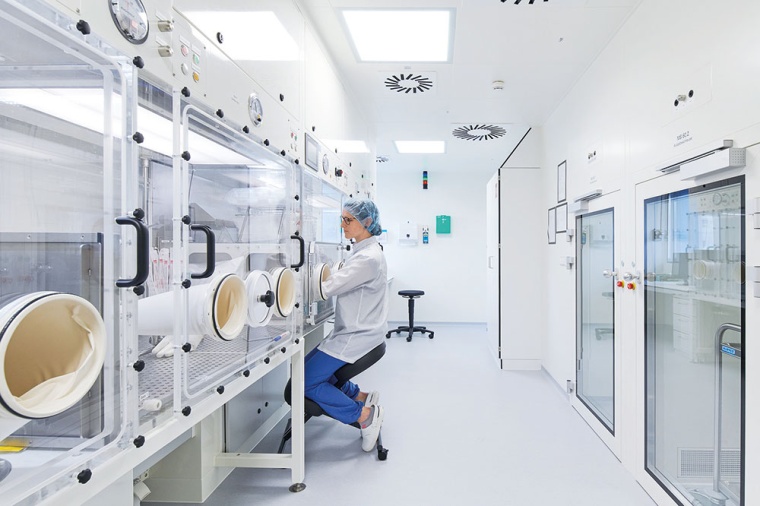 Im Produktionsraum der Klasse D befindet sich ein Isolator. © CUP Laboratorien...