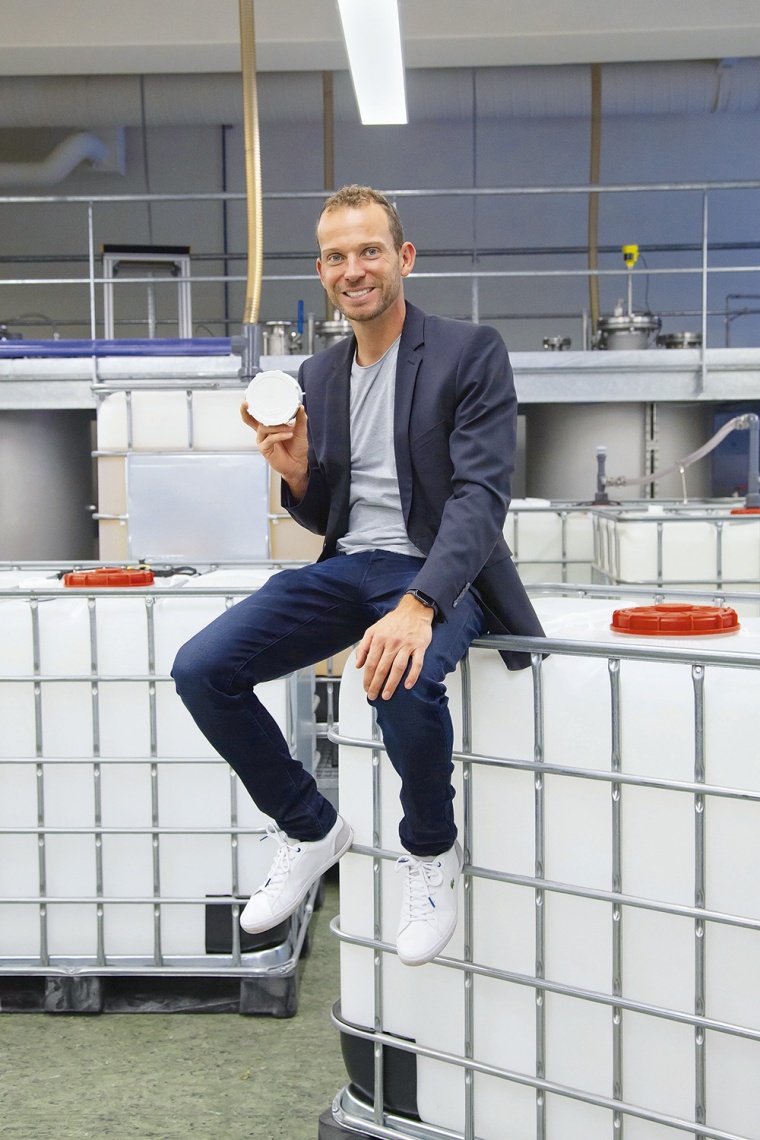 Produktmanager Clemens Hengstler zeigt, wie einfach sich die autarken Vegapuls...