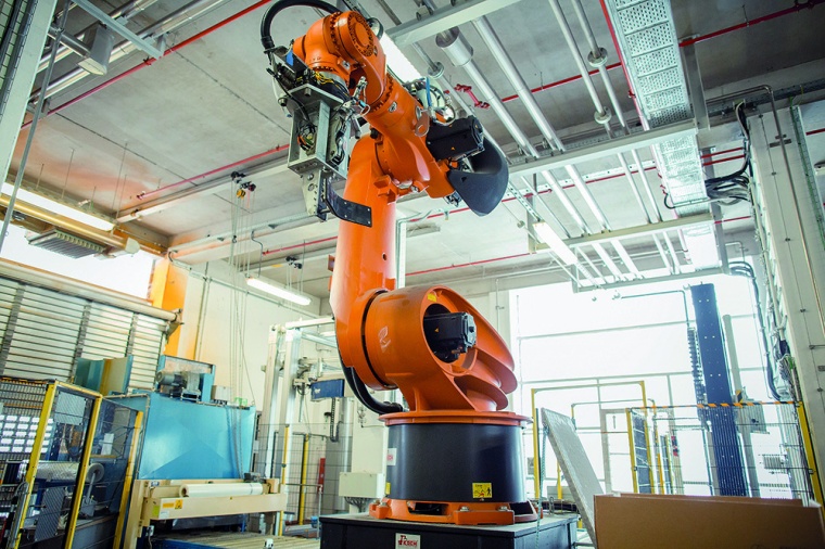 Abb. 2: Das Handling der Fässer auf Paletten übernimmt ein Roboter.