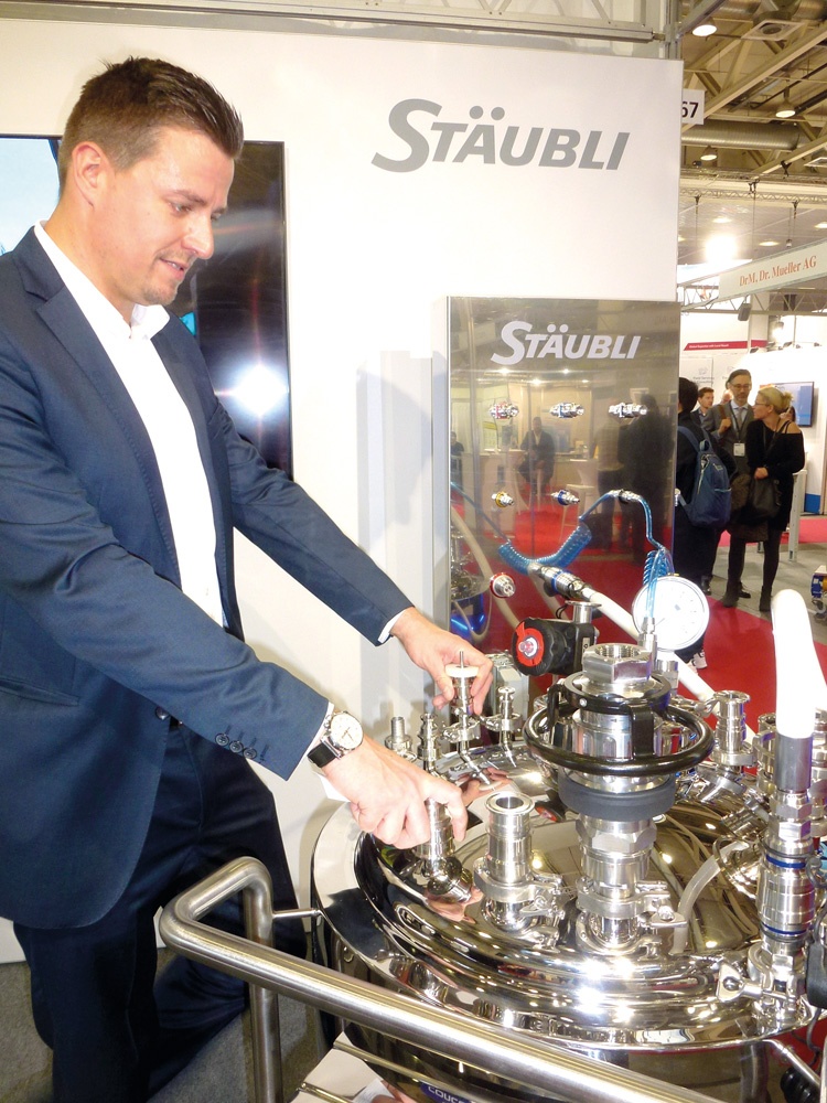 Am Stand der Firma Stäubli: Je nach Kundenwunsch können für jede...
