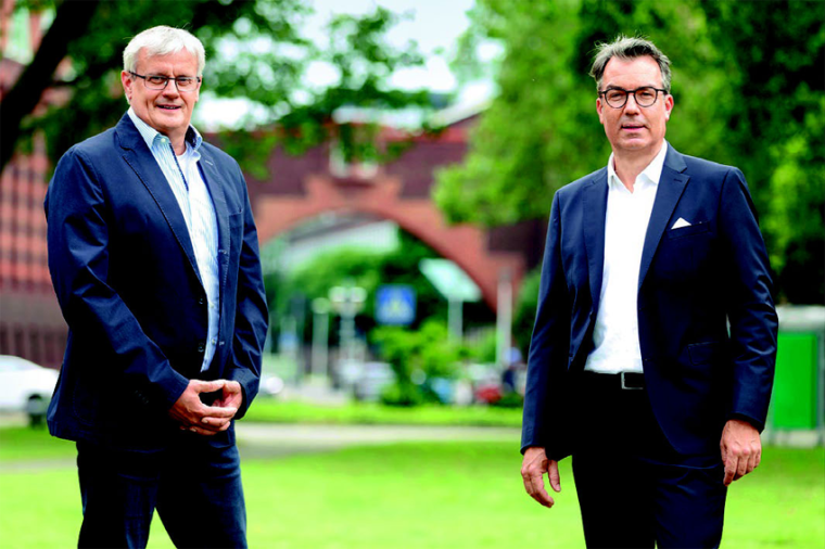 Dr. Robert Schleich (re.), Technik-Leiter ISH und Edgar Heep (li.), Leiter...