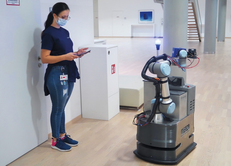 Während der Praxistests konnten Reinigungskräfte den Roboter über ein Tablet...