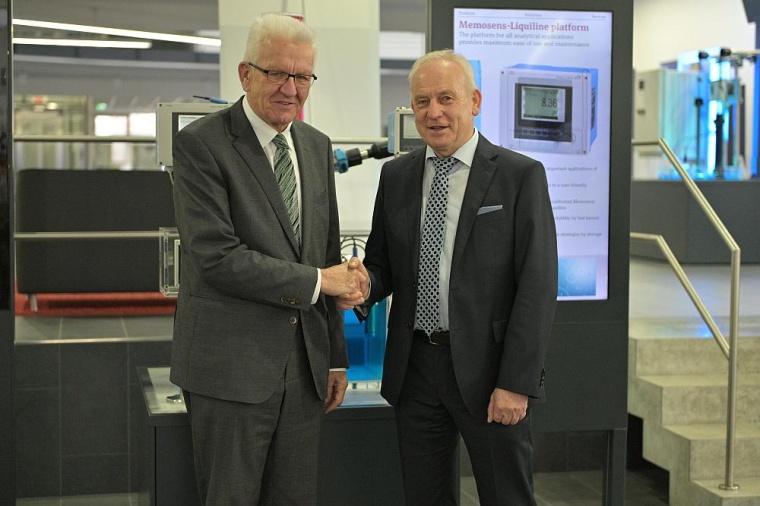 Der baden-württembergische Ministerpräsident Winfried Kretschmann mit...