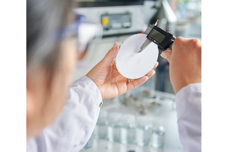 Vermessung der Keramikmembran im Evonik-Labor. © Evonik