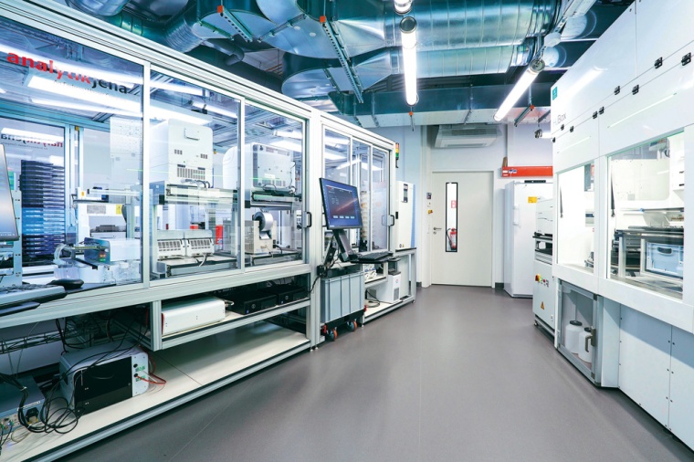 Die Robotik-Plattform führt vollautomatisch Laborarbeiten durch – von der...