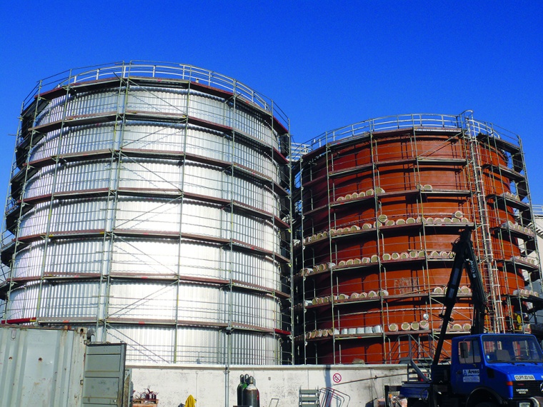 Der Gerüstbau am Petrotank erfordert hohe Sicherheitsmaßnahmen und...
