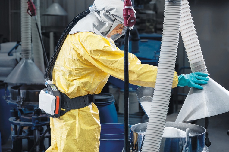 Bei Abfüll-, Umfüll- oder Mischarbeiten kann Kontakt mit Nanopartikeln...