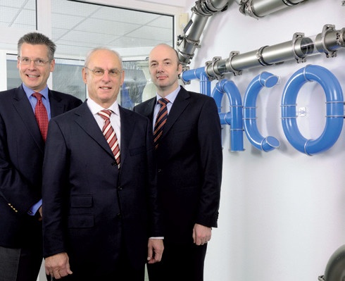 Abb. 1: Das Bild zeigt Dr. Ralf Jacob (Mitte) sowie die neue Führungsspitze...
