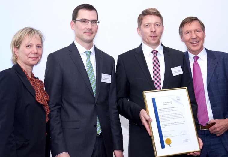 Abb. 1: Übergabe des Nestlé Supplier Awards an Pöppelmann.