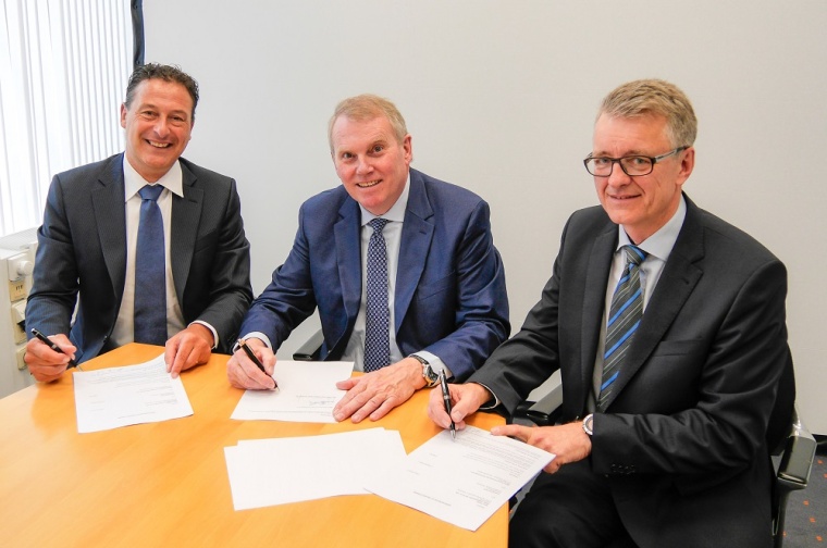 Abb.: V.l.n.r.: Erik Blom (Managing Director, Meyn), Hans-Joachim Boekstegers...