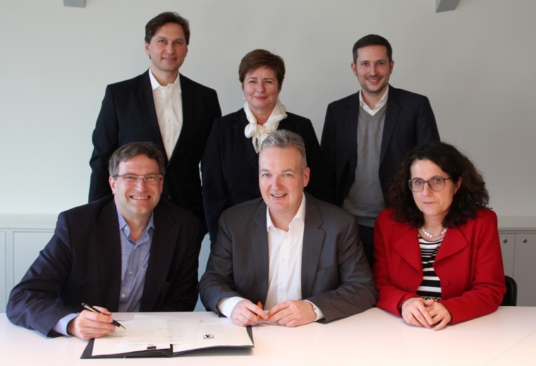 Abb.: Die Namen und Funktionen der abgebildeten Personen finden Sie am Ende des...