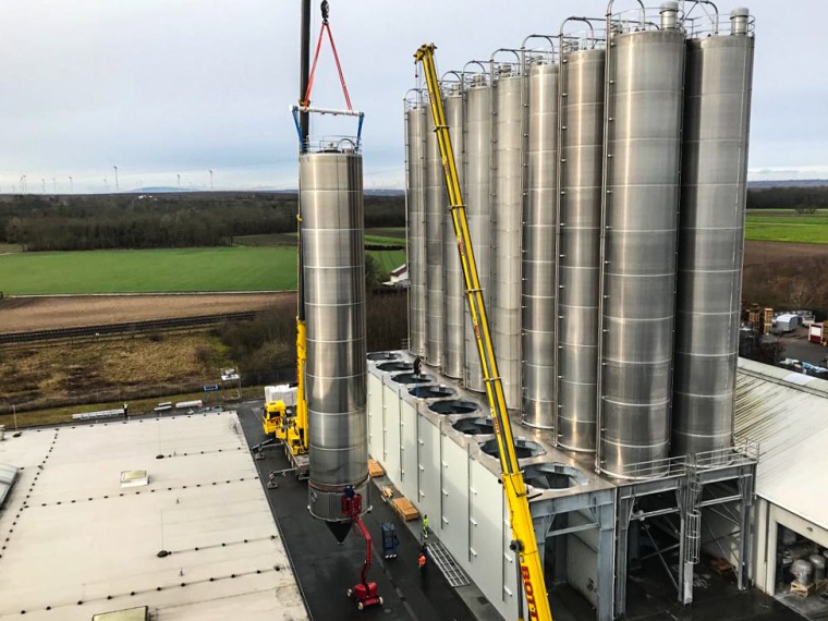 Abb.: An ihrem Standort in Worms verfügt die Greiwing logistics for you GmbH...