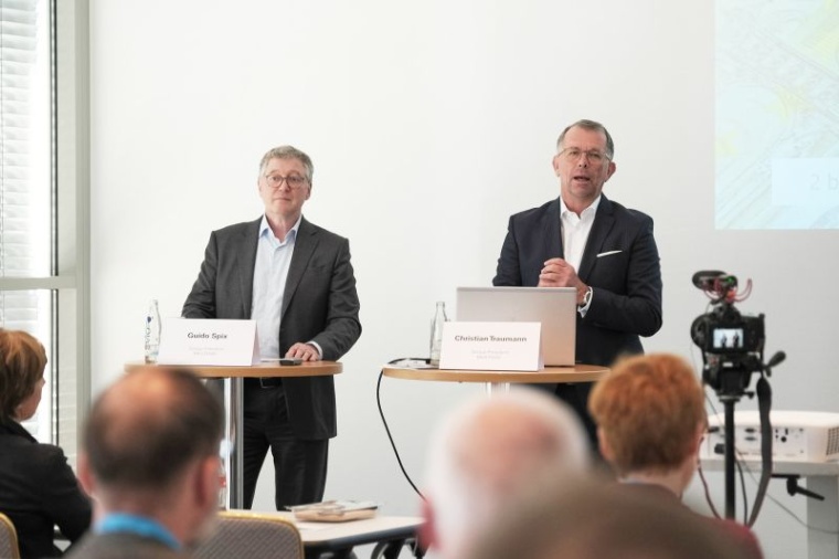 Abb.: Am 27. April 2022 blickten die geschäftsführenden Direktoren von...