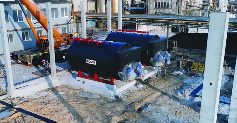 Abb. 2: Zwei hocheffiziente Bosch-Zweiflammrohrkessel sind in Position...
