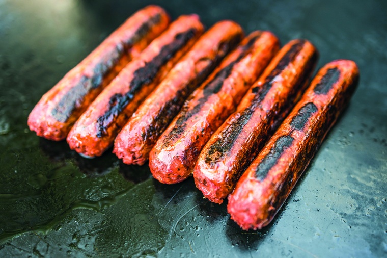 Abb. 1: Vegane pflanzliche Fleischimitatwürste auf dem Grill. | © Winkworth...