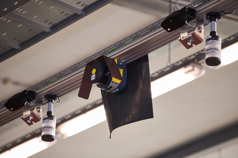 Abb. 3: Ein Sicherheits-Laserscanner RSL 400 von Leuze (Mitte) erzeugt ein...