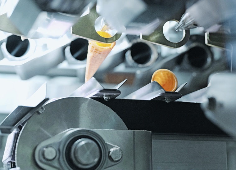 Abb. 4: Am Ende des Prozesses wird die Waffel zu einer spitzen Tüte geformt. |...