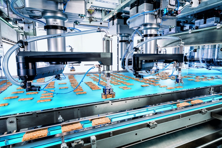 Abb. 1: Pick-and-Place-Roboter greifen Backwaren auf und setzen sie...