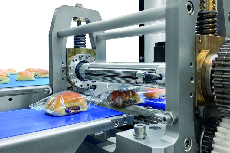 Abb. 3: Der Flowpacker von Schubert packt Backwaren in Schlauchbeutel. Dank der...