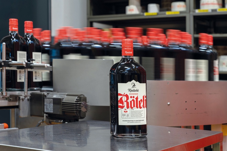 Abb.: Kirschsaft ist eine der Komponenten des Rötelis, der Likörspezialität...