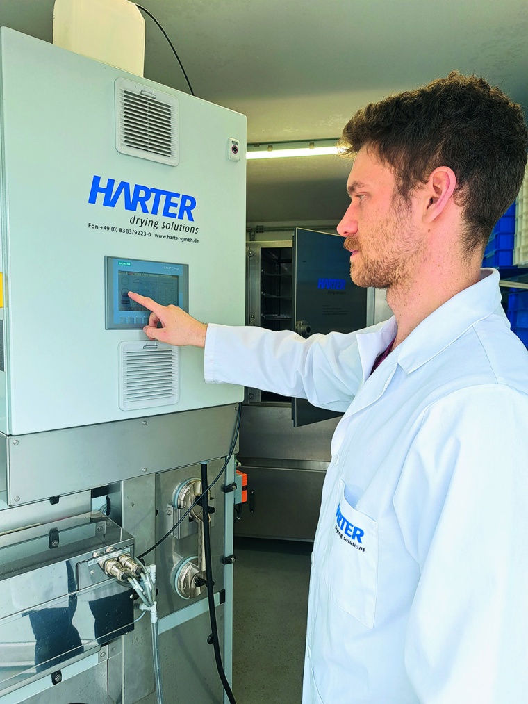 Abb. 1: Die Steuerung am Hordentrockner im Technikum ermöglicht Fabian Baur...