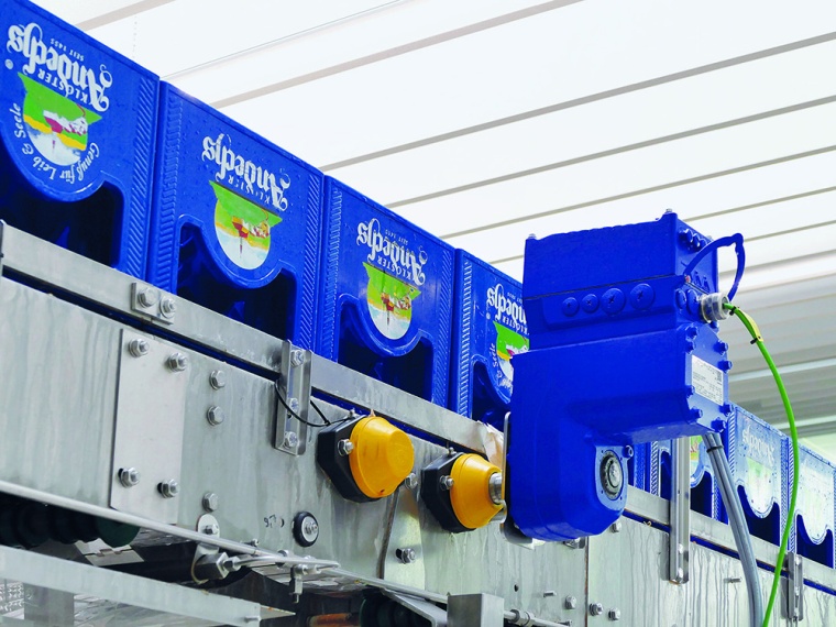 Abb. 2: Der Antrieb der Förderbänder für den Transport der Bierkästen...