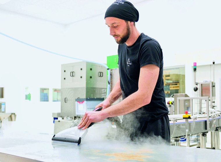Abb. 1: Julian Wirth von Fairfood reinigt mit Trockendampf statt mit Chemie. |...