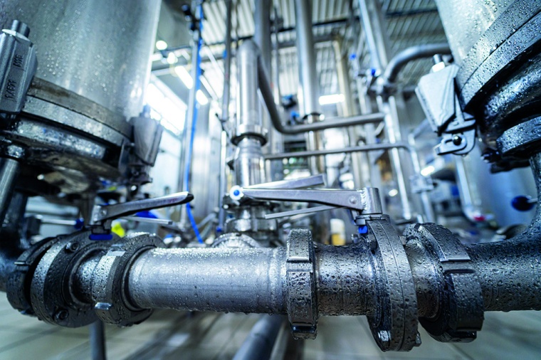 Abb. 2: Kondenswasser an einer Rohrleitung in einer Brauerei. | © zaiets...