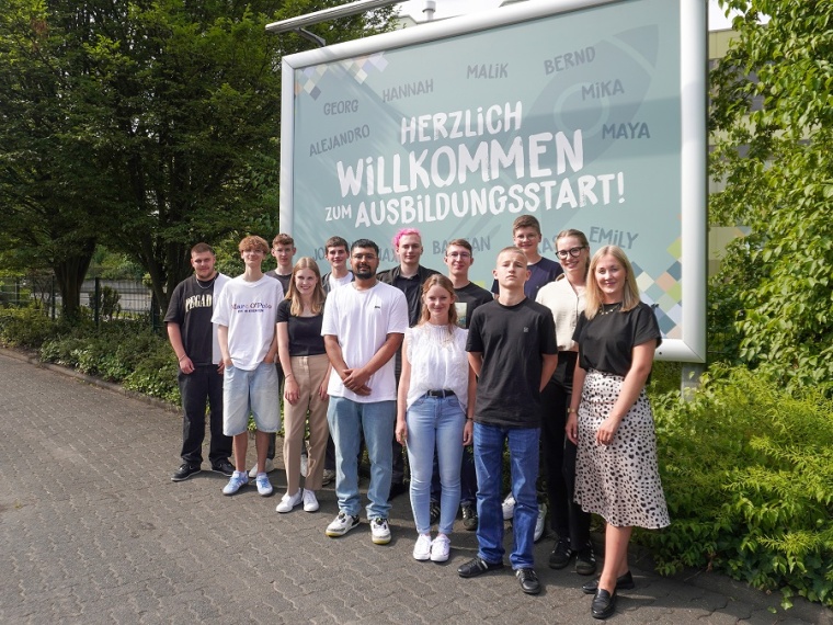 Abb.: Die neuen Auszubildenden das Jahres 2024 am Standort in Krombach mit...
