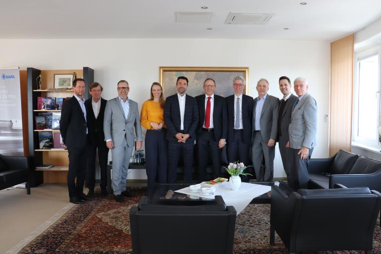 Vertreterinnen und Vertreter der KAHL Gruppe und der Maschinenfabrik Reinartz...